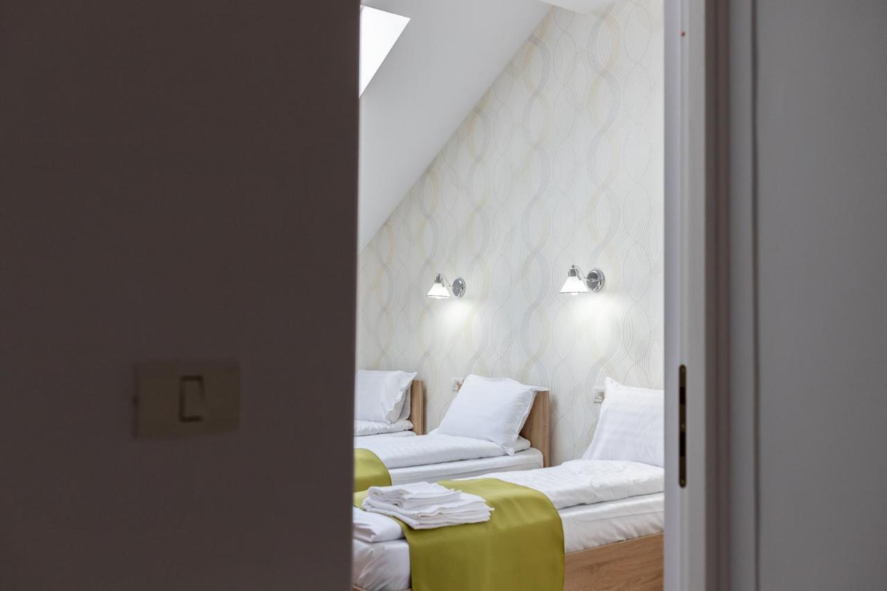 Marconi Guesthouse Hunedoara Buitenkant foto