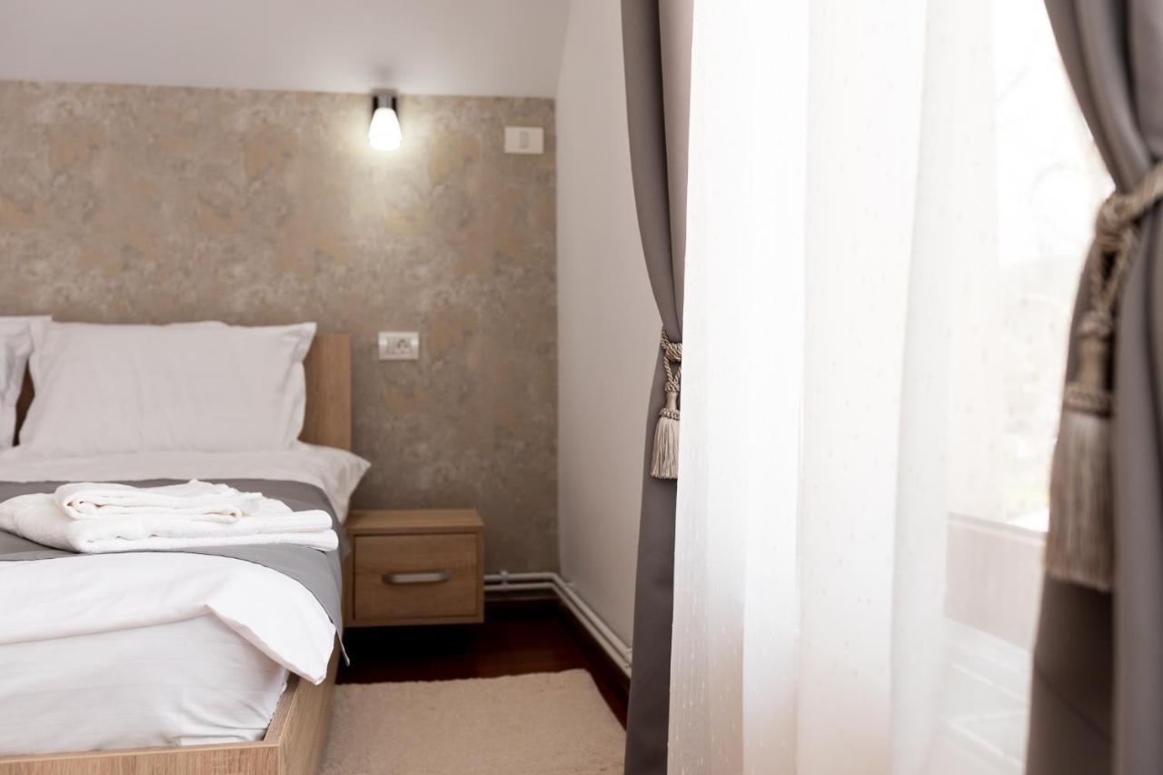 Marconi Guesthouse Hunedoara Buitenkant foto