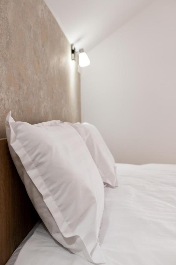 Marconi Guesthouse Hunedoara Buitenkant foto