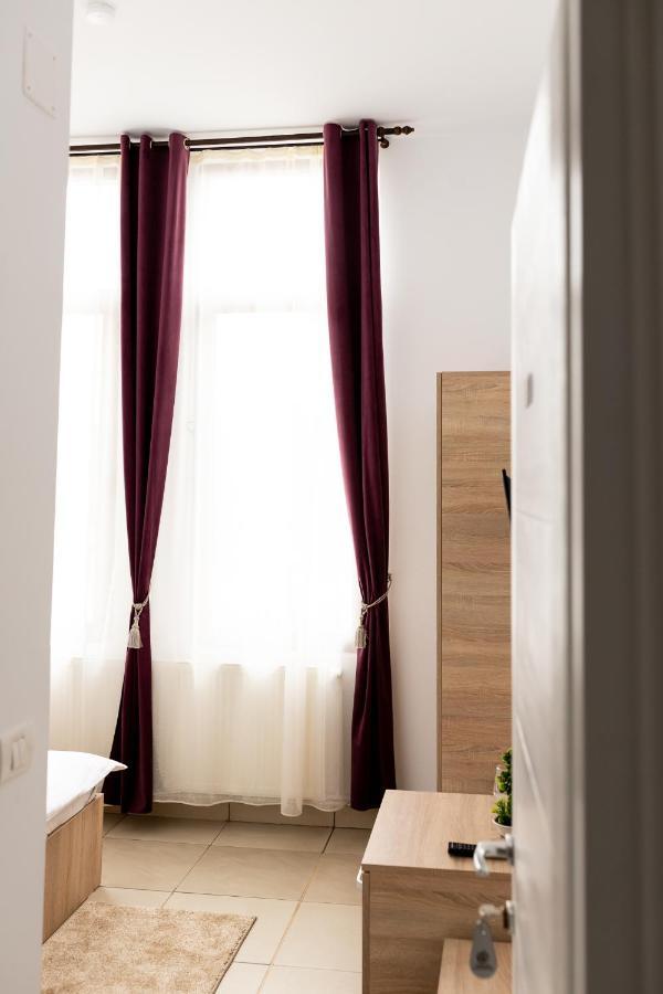 Marconi Guesthouse Hunedoara Buitenkant foto